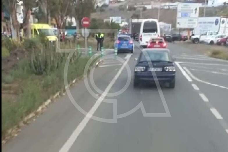 Ambulancias y agentes de la Policía Local en el lugar del suceso/TA.